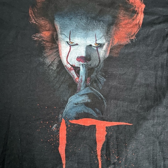 IT Penny Wise Black Graphic Short Sleeve T-Shirt size Medium (New in bag) - Picture 4 of 9